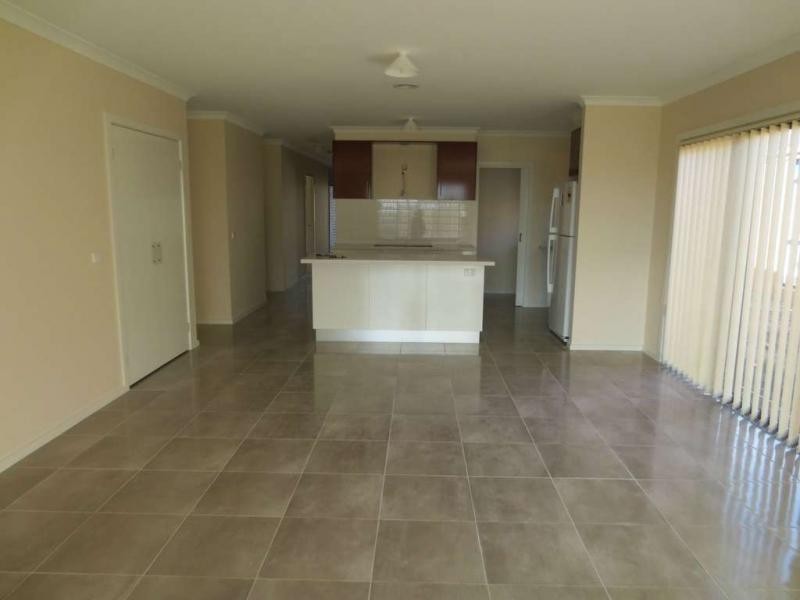 15 Hemmingway Grove, Cranbourne West VIC 3977