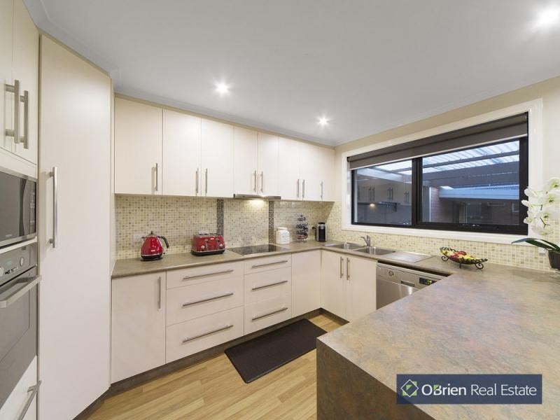 15 John Fawkner Drive, Endeavour Hills VIC 3802