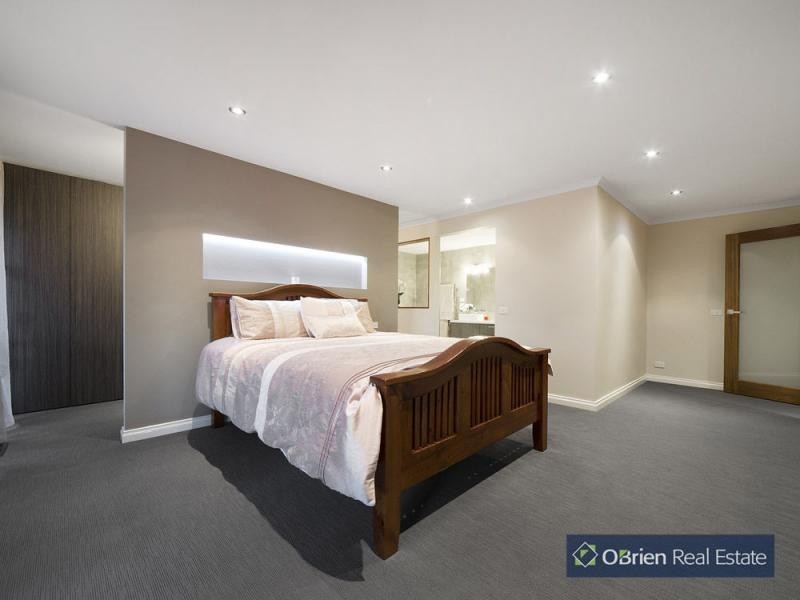 15 John Fawkner Drive, Endeavour Hills VIC 3802