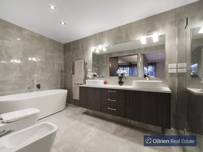15 John Fawkner Drive, Endeavour Hills VIC 3802