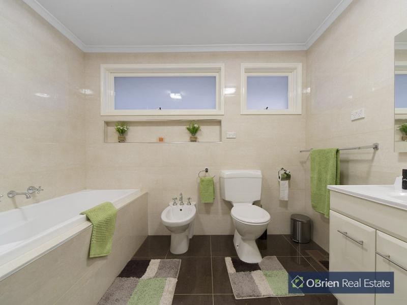 15 John Fawkner Drive, Endeavour Hills VIC 3802