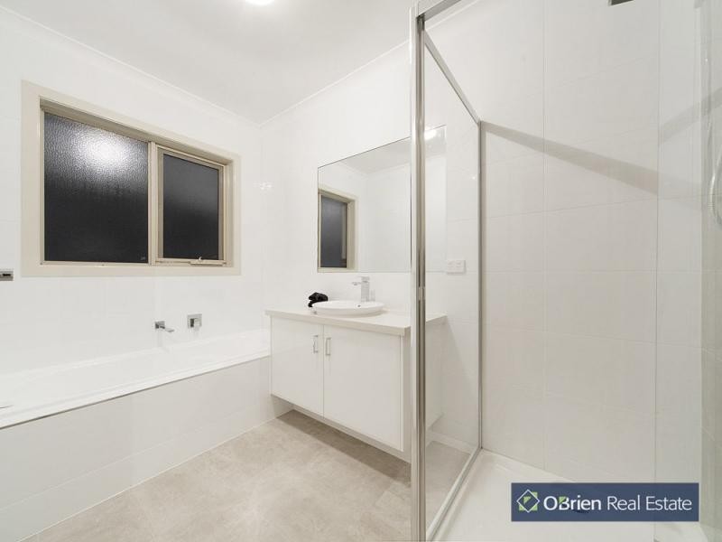 1/12 Rosslare Place, Cranbourne VIC 3977