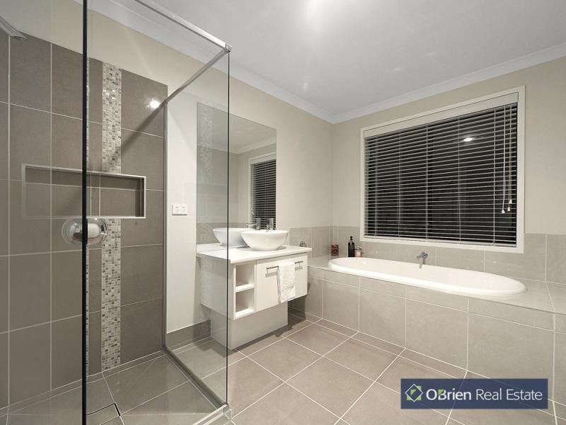 76 Mountainview Boulevard, Cranbourne North VIC 3977