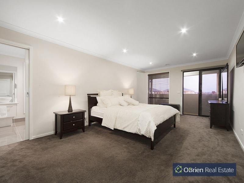 76 Mountainview Boulevard, Cranbourne North VIC 3977