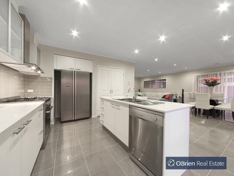 76 Mountainview Boulevard, Cranbourne North VIC 3977