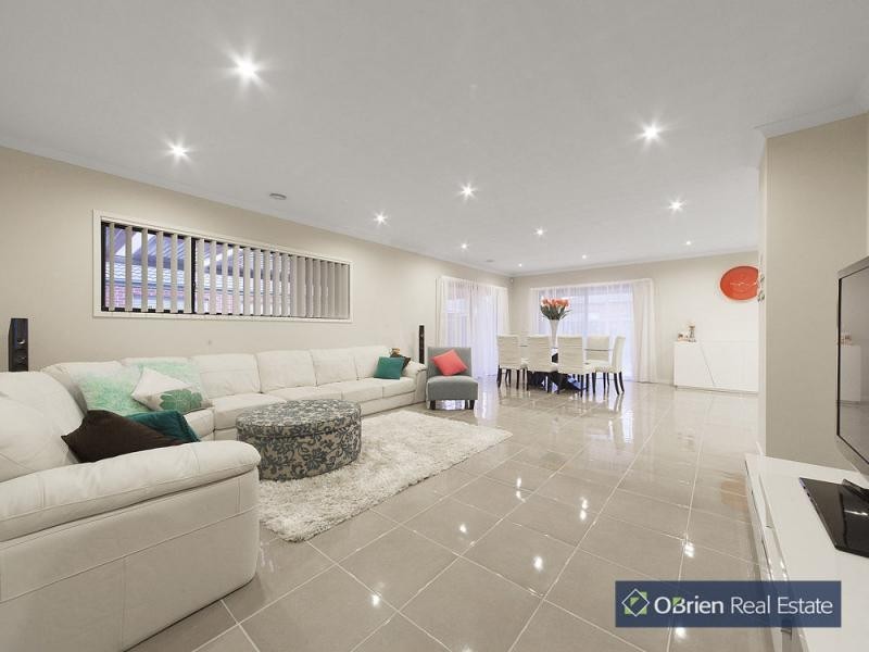 76 Mountainview Boulevard, Cranbourne North VIC 3977