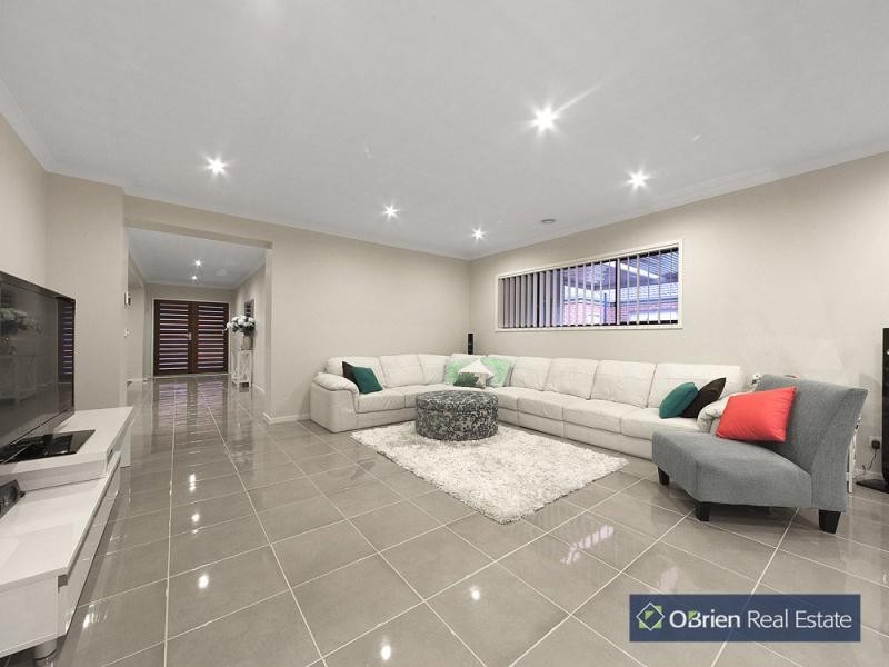 76 Mountainview Boulevard, Cranbourne North VIC 3977