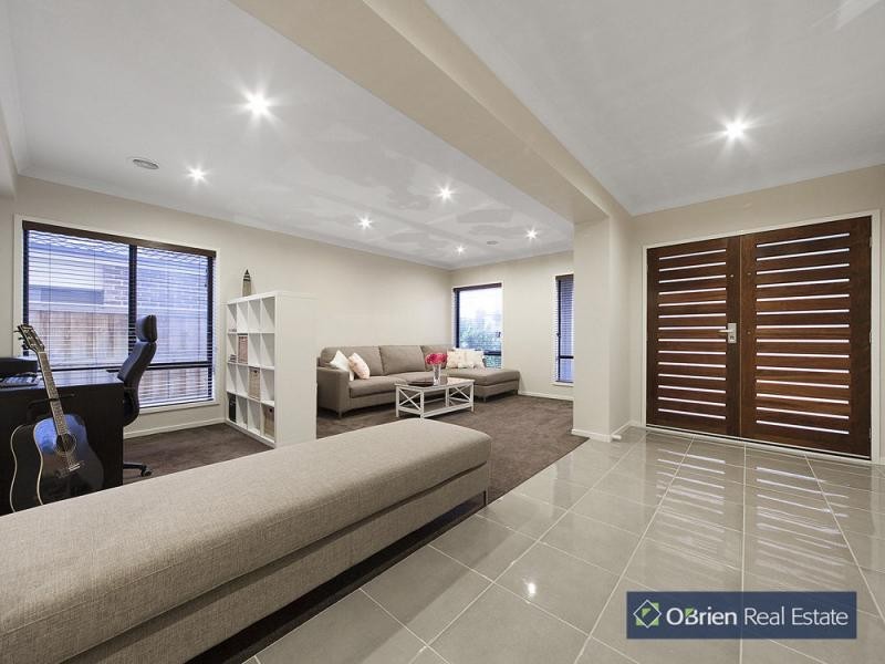 76 Mountainview Boulevard, Cranbourne North VIC 3977