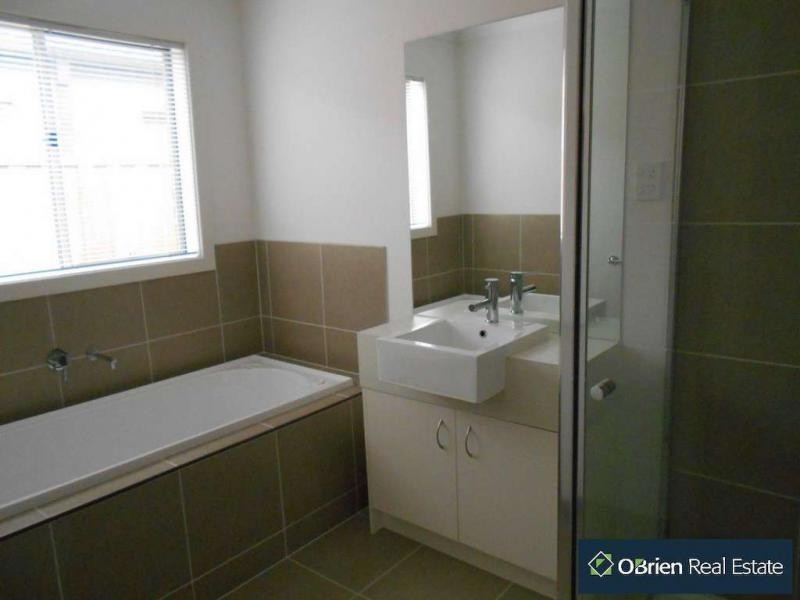 19 Glenelg Street, Clyde North VIC 3978