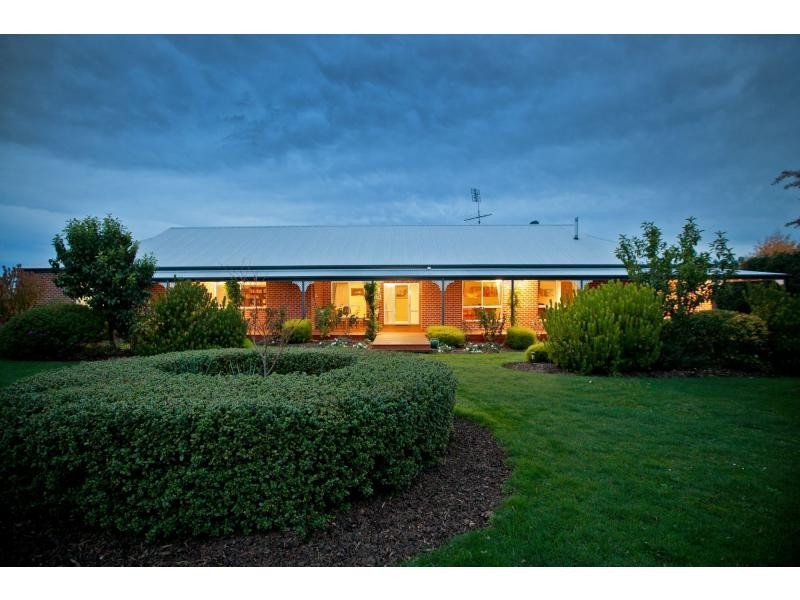 27 Robin Hood Way, Drouin VIC 3818