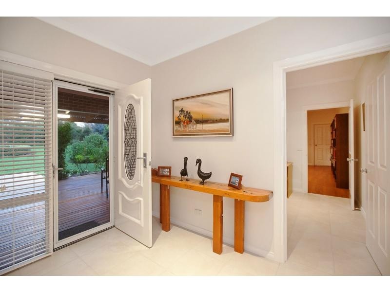 27 Robin Hood Way, Drouin VIC 3818