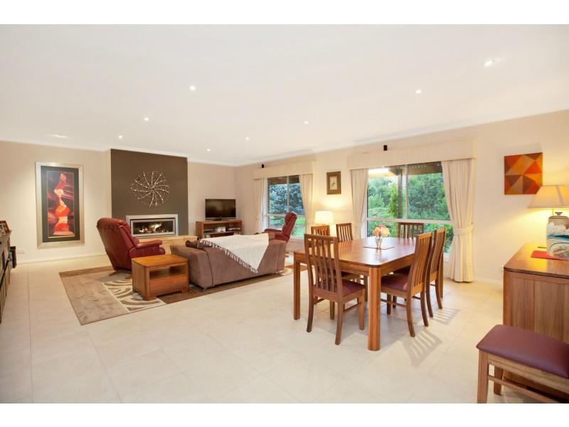 27 Robin Hood Way, Drouin VIC 3818