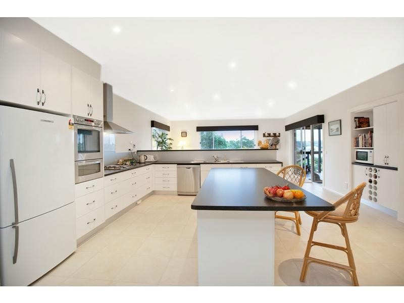 27 Robin Hood Way, Drouin VIC 3818