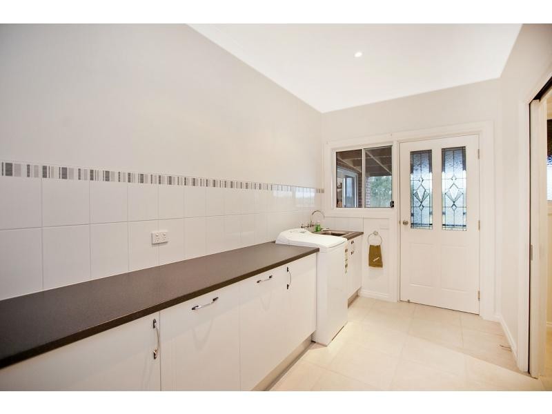 27 Robin Hood Way, Drouin VIC 3818