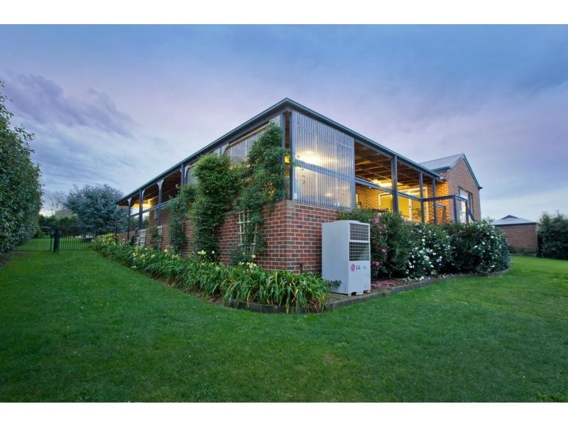 27 Robin Hood Way, Drouin VIC 3818