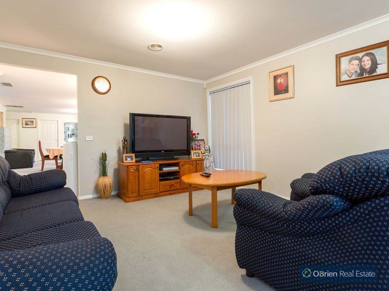 15 Lisburn Way, Berwick VIC 3806