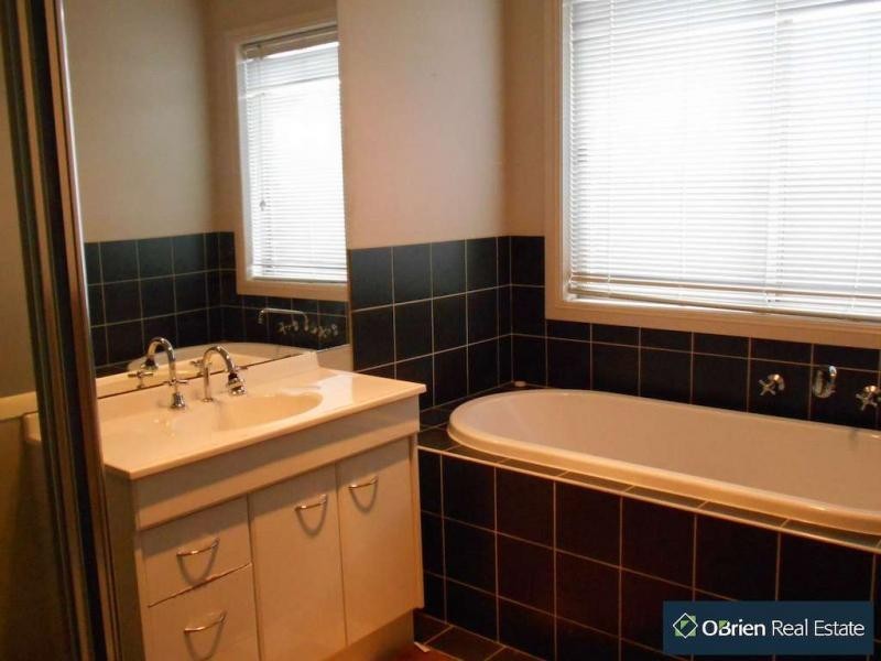 8 Crane Street, Berwick VIC 3806