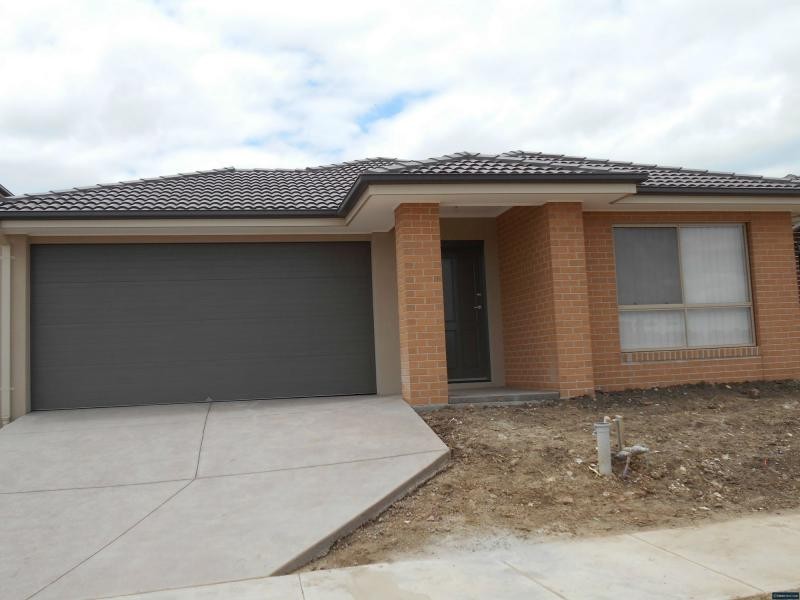 15 Murgese Circuit, Clyde North VIC 3978