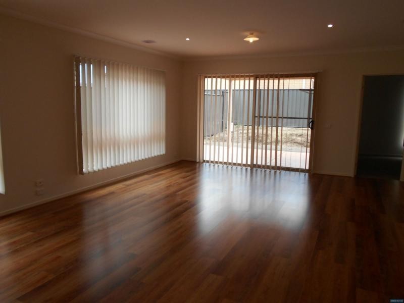 15 Murgese Circuit, Clyde North VIC 3978