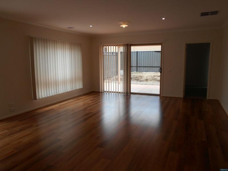 15 Murgese Circuit, Clyde North VIC 3978