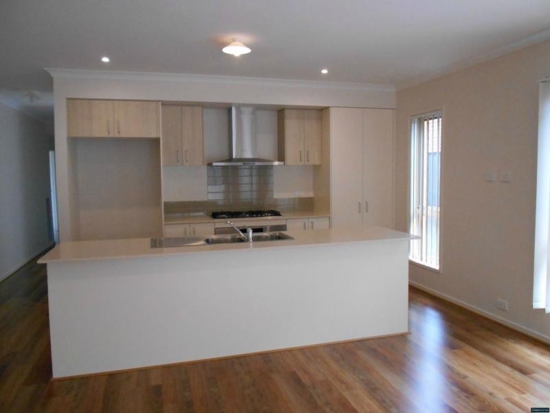 15 Murgese Circuit, Clyde North VIC 3978