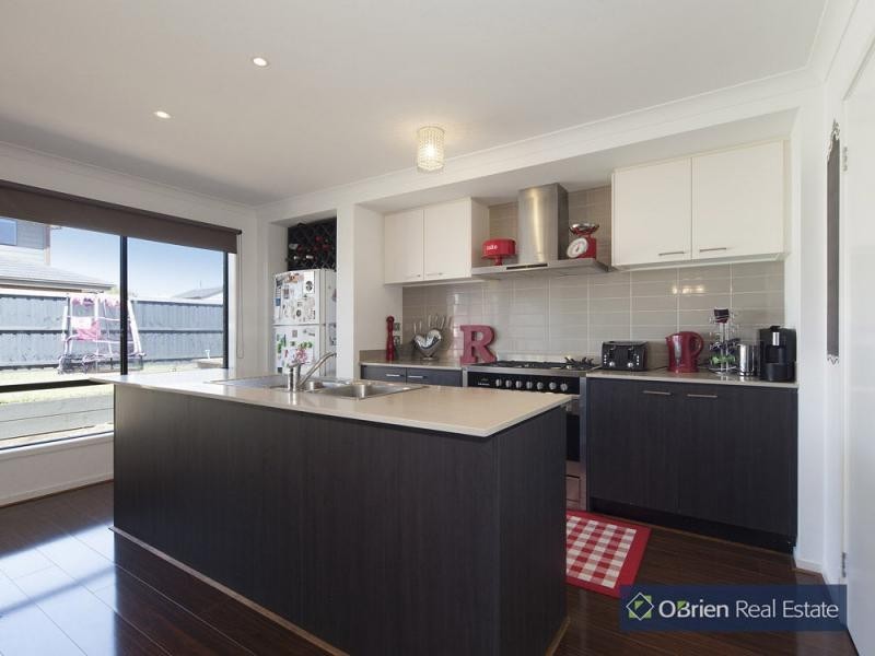 8 Dusky Bells Drive, Cranbourne West VIC 3977