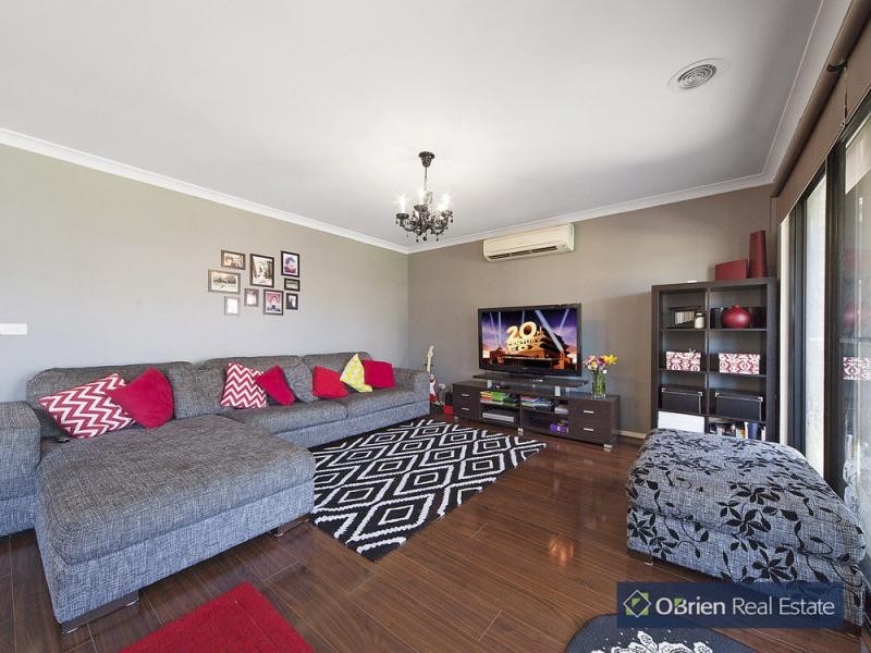 8 Dusky Bells Drive, Cranbourne West VIC 3977