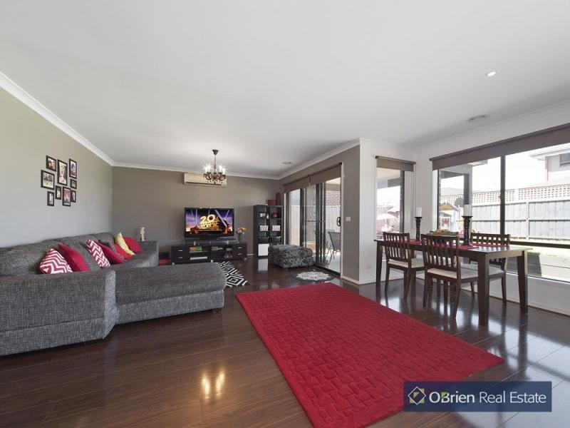 8 Dusky Bells Drive, Cranbourne West VIC 3977