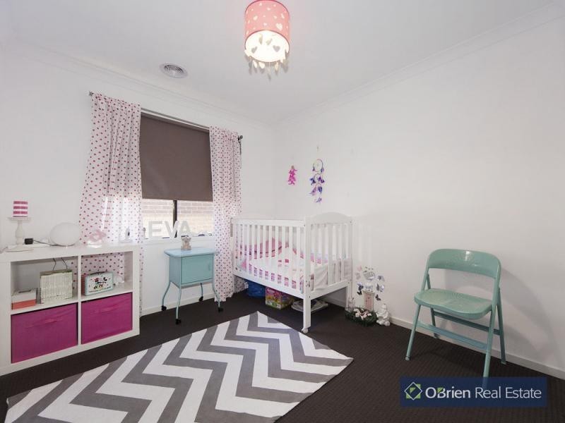 8 Dusky Bells Drive, Cranbourne West VIC 3977