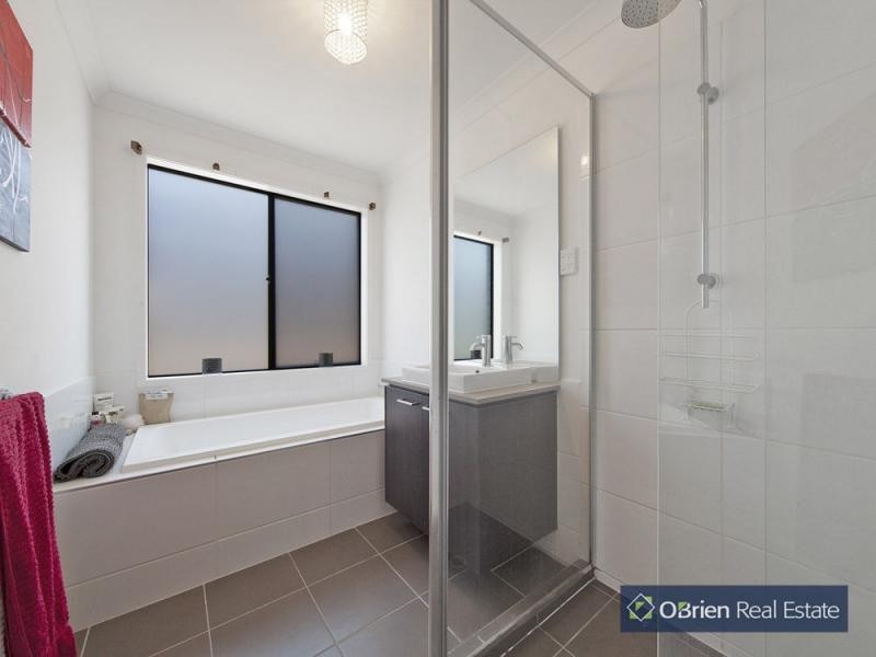 8 Dusky Bells Drive, Cranbourne West VIC 3977