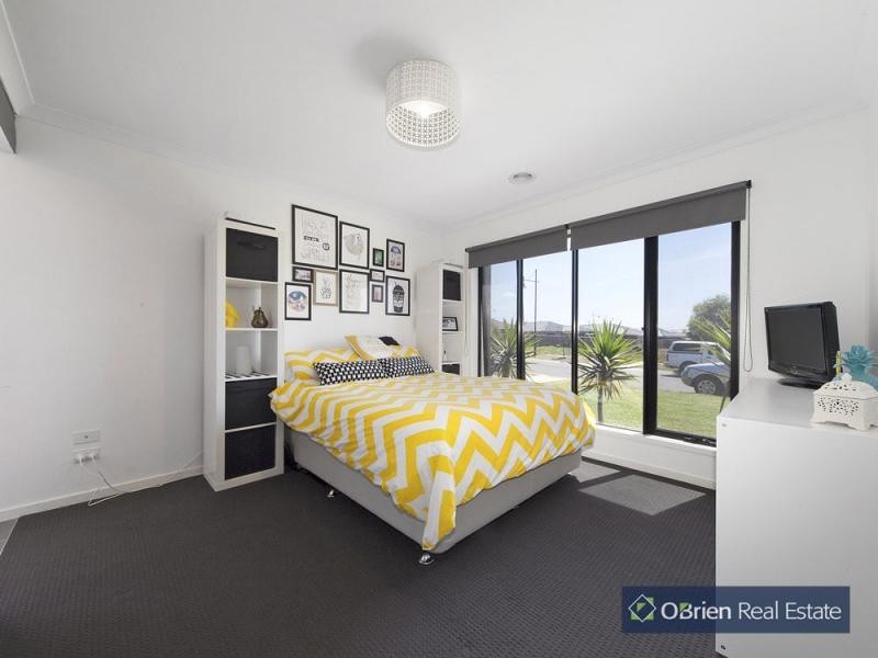 8 Dusky Bells Drive, Cranbourne West VIC 3977