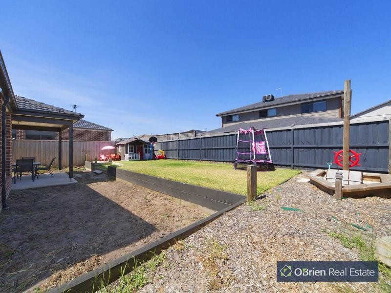 8 Dusky Bells Drive, Cranbourne West VIC 3977