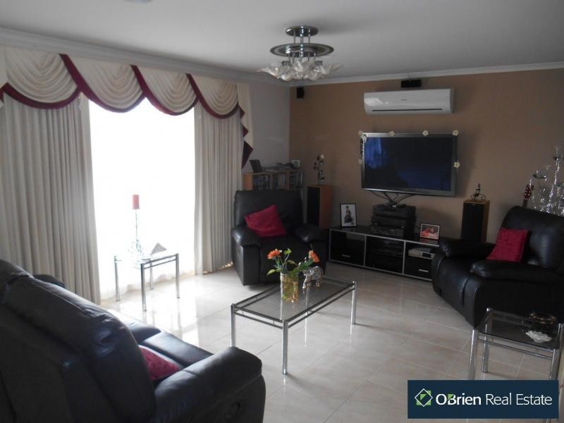 5 Kells Close, Cranbourne VIC 3977