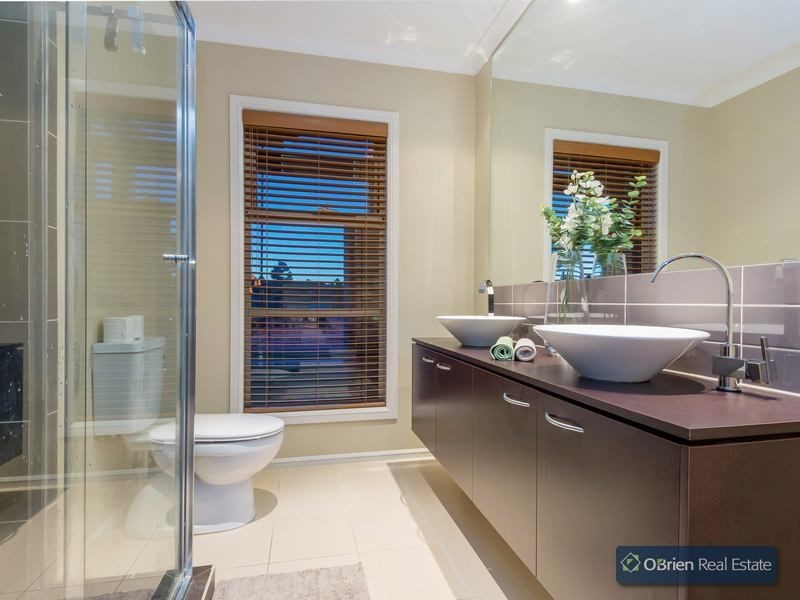 37 Prosperity Avenue, Cranbourne North VIC 3977