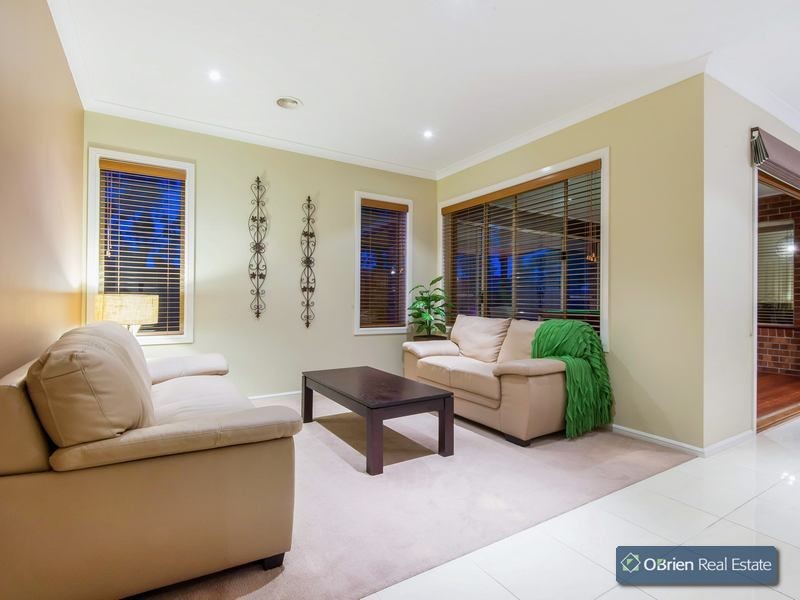 37 Prosperity Avenue, Cranbourne North VIC 3977