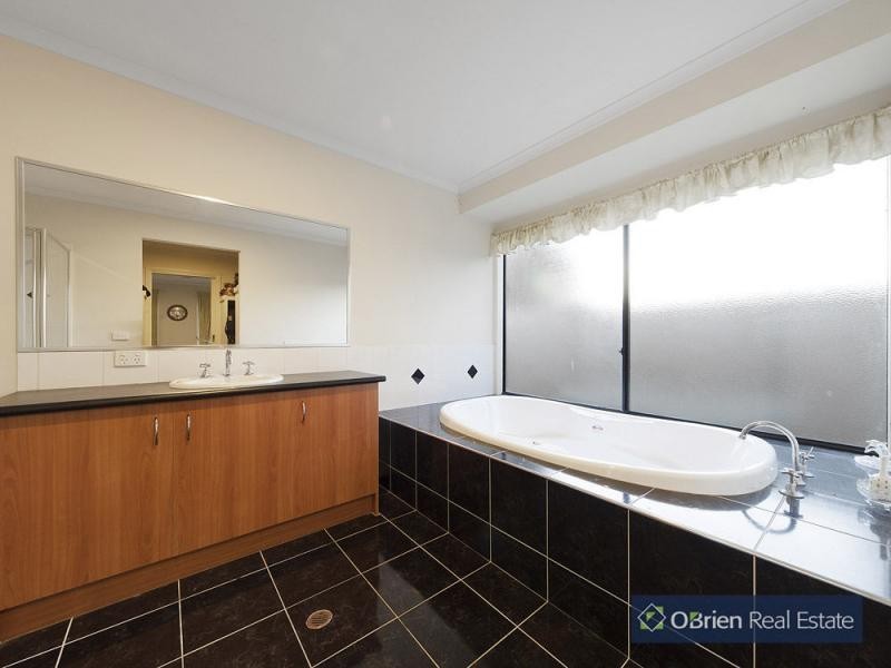 1 Woodchase Court, Hunt Club, Cranbourne East VIC 3977