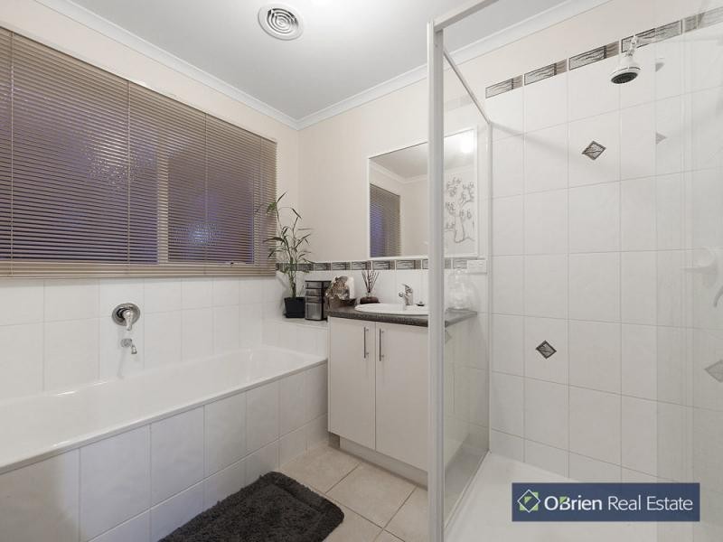 L2/20 Silver Creek Drive, Lynbrook VIC 3975