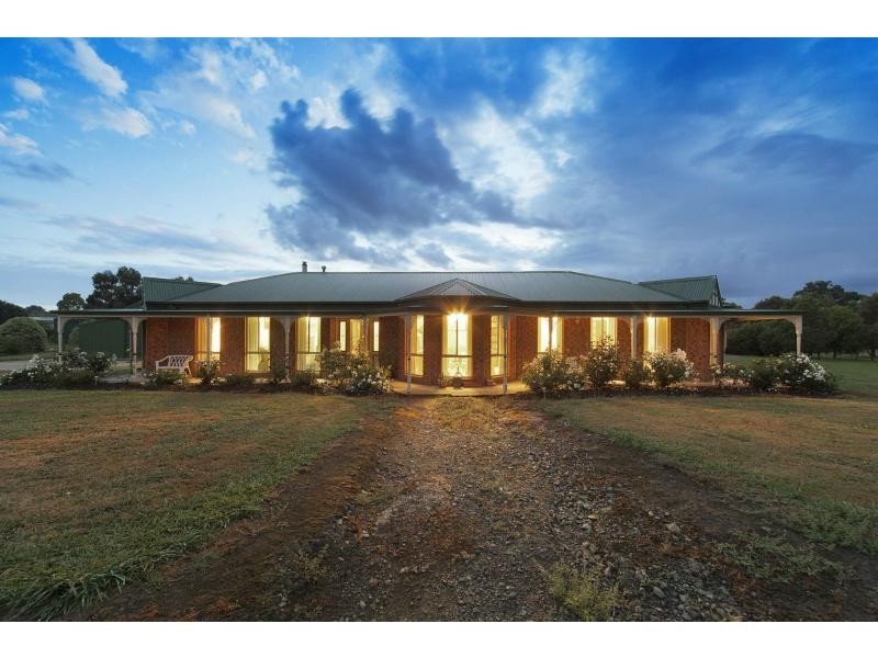 5 Walter Way, Cranbourne South VIC 3977