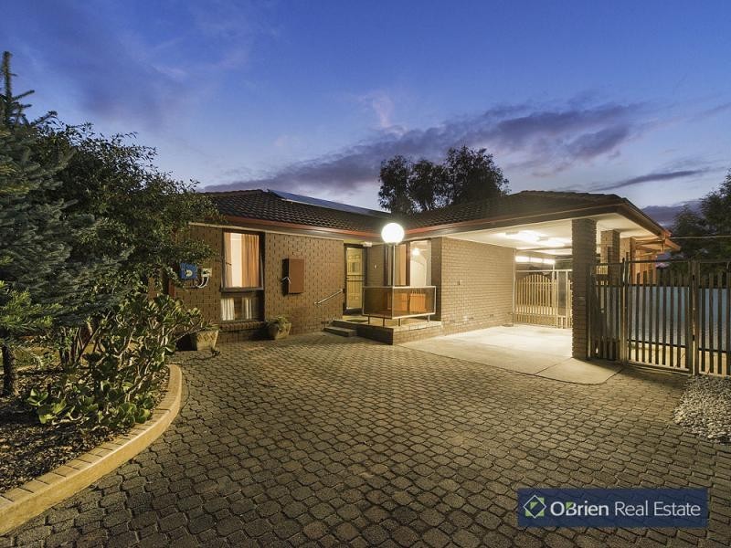 11 Isaac Smith Crescent, Endeavour Hills VIC 3802