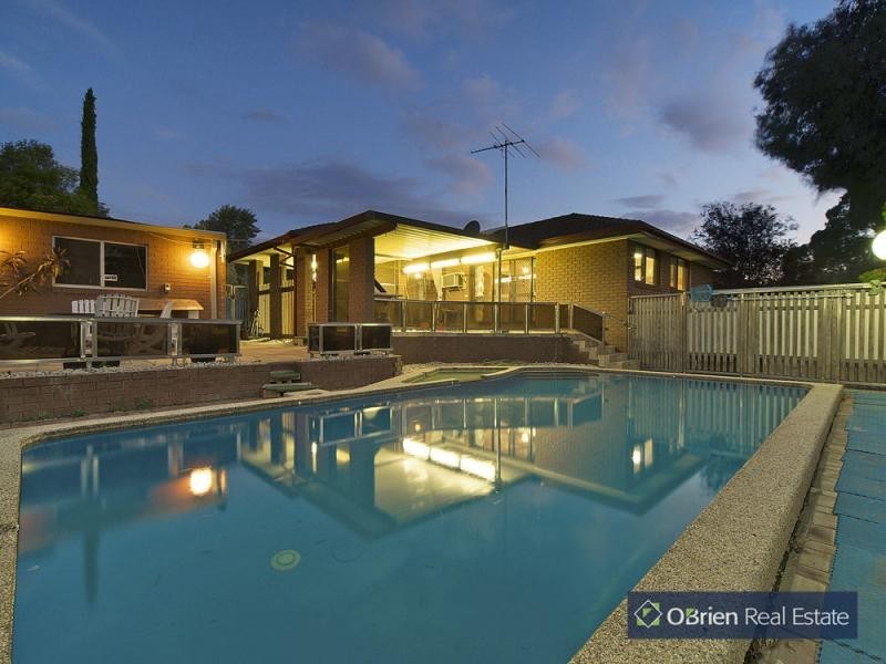 11 Isaac Smith Crescent, Endeavour Hills VIC 3802