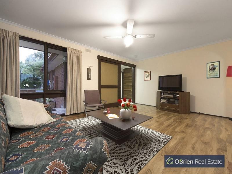 11 Isaac Smith Crescent, Endeavour Hills VIC 3802