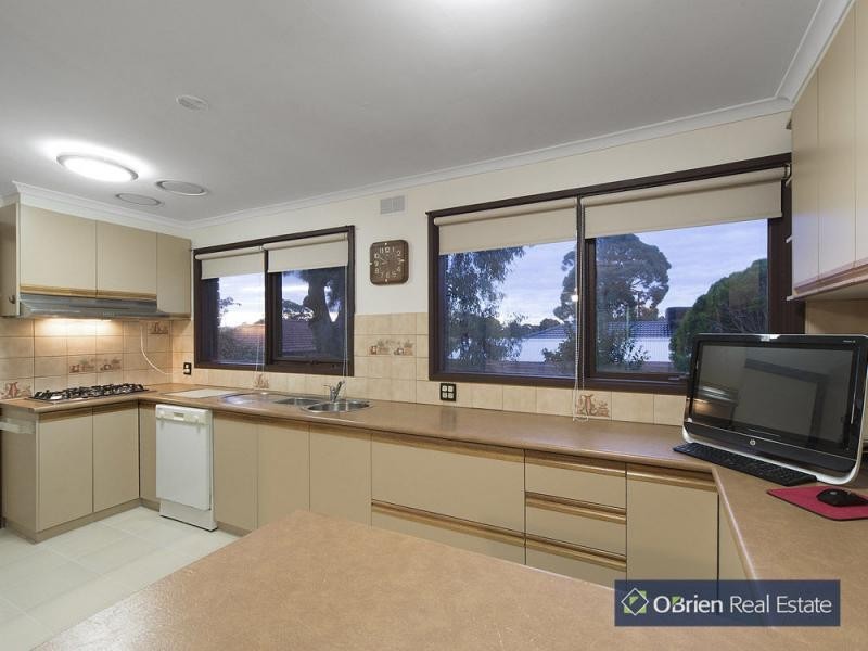 11 Isaac Smith Crescent, Endeavour Hills VIC 3802