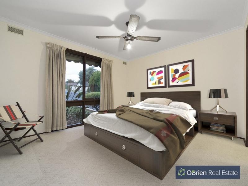 11 Isaac Smith Crescent, Endeavour Hills VIC 3802