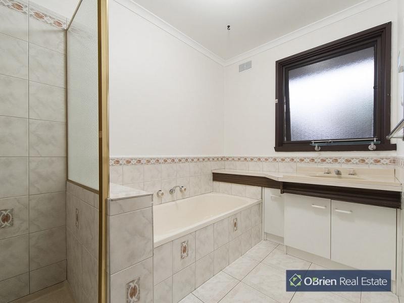 11 Isaac Smith Crescent, Endeavour Hills VIC 3802