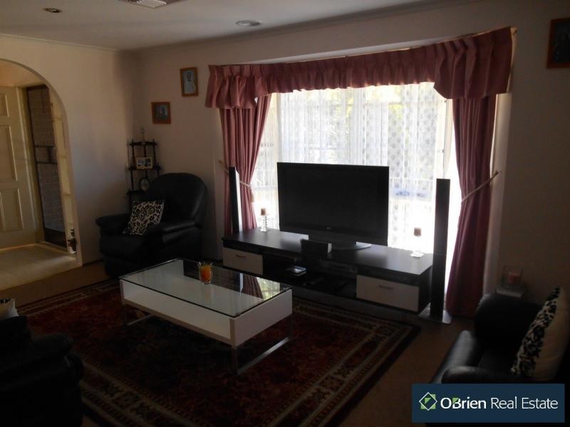 70 Oaktree Drive, Hampton Park VIC 3976