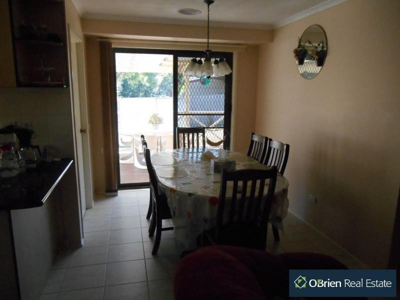 70 Oaktree Drive, Hampton Park VIC 3976