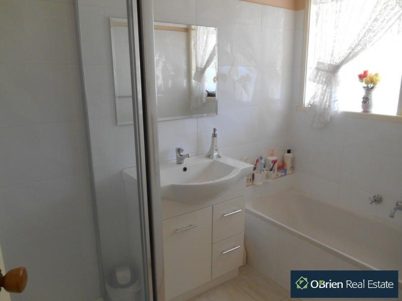 70 Oaktree Drive, Hampton Park VIC 3976