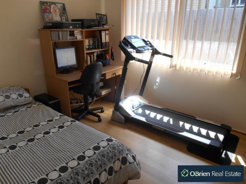 70 Oaktree Drive, Hampton Park VIC 3976