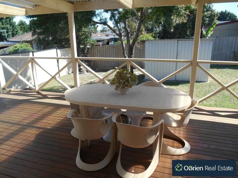 70 Oaktree Drive, Hampton Park VIC 3976