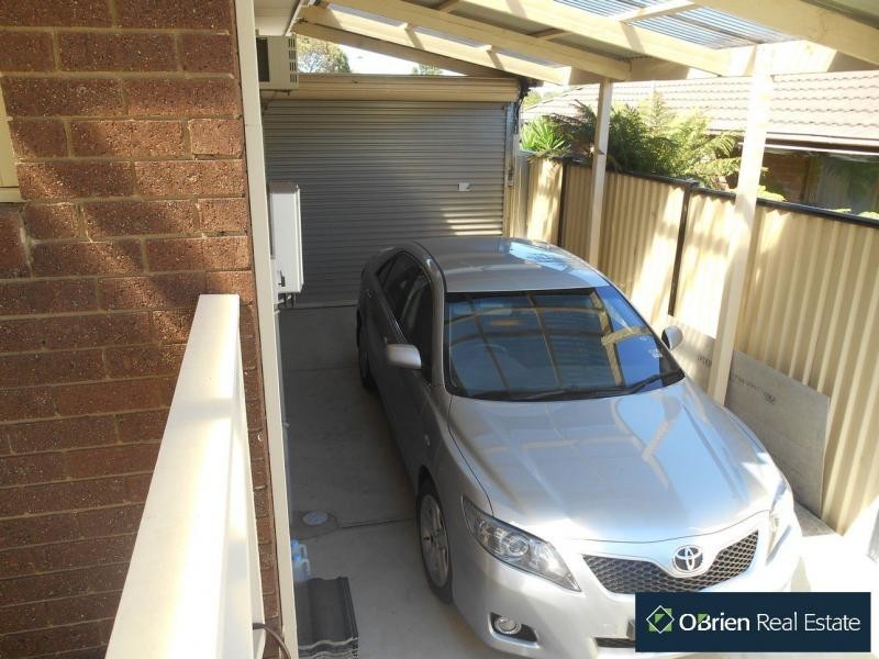 70 Oaktree Drive, Hampton Park VIC 3976